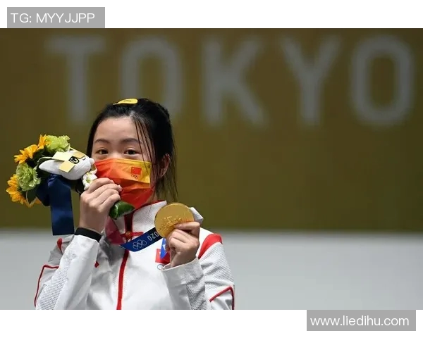 中国运动员夺金后比心观众：这一幕太暖了